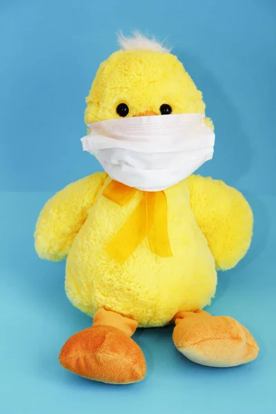 Boneka Bebek Kuning Mainan Dalam Topeng Medis Putih — Stok Foto