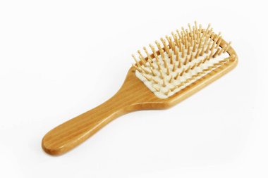 Saç taramak için karanfilli ahşap masaj tarağı.