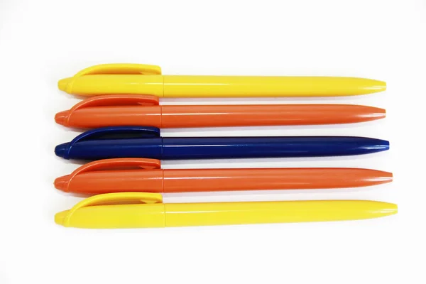 Різнокольорові Пластикові Канцелярські Ручки Білому Тлі — стокове фото