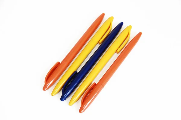 Stylos Plastique Multicolore Sur Fond Blanc — Photo