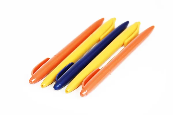 Wielobarwne Plastikowe Długopisy Białym Tle — Zdjęcie stockowe
