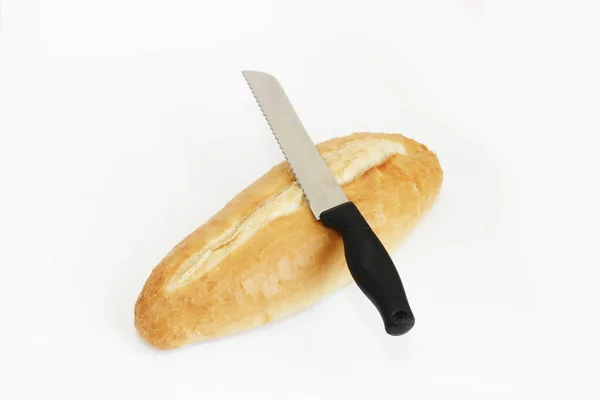 Pan Baguette Cuchillo Para Cortar Sobre Fondo Blanco — Foto de Stock