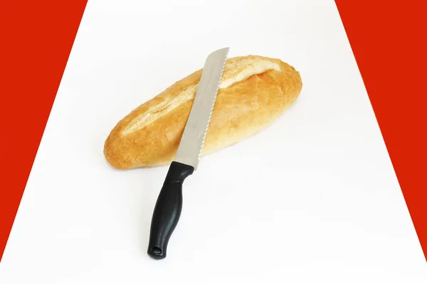 Stokbrood Mes Voor Het Snijden Witte Achtergrond — Stockfoto