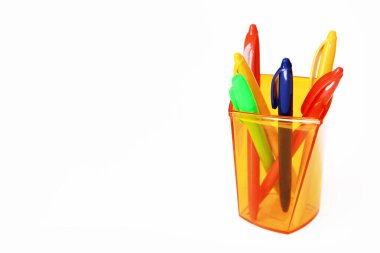 çok renkli plastik kırtasiye kalemleri turuncu bir bardakta