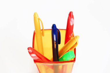 çok renkli plastik kırtasiye kalemleri turuncu bir bardakta