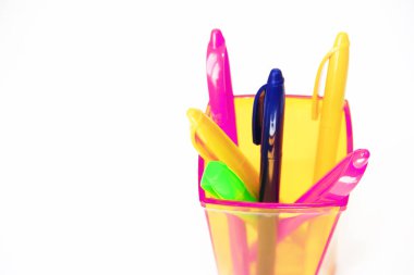 çok renkli plastik kırtasiye kalemleri turuncu bir bardakta