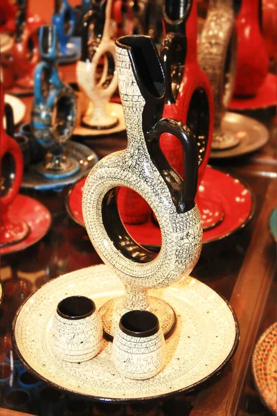带有东方装饰品的亚洲陶瓷壶和玻璃杯 — 图库照片