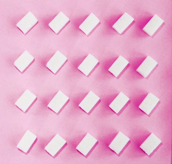 Τετράγωνο Λευκό Κομμάτια Ραφιναρισμένης Ζάχαρης Ροζ Φόντο — Φωτογραφία Αρχείου