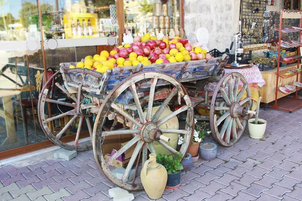 Carro Viejo Madera Con Ruedas Naranjas Frutales Granadas —  Fotos de Stock