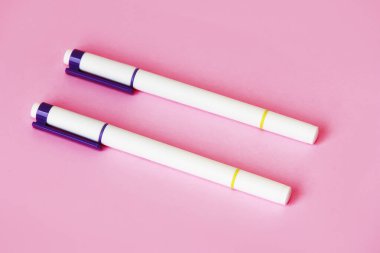 Kırtasiye kalemleri yazmak için a işaretleyicileri