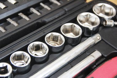 Metal tornavidalar ve tamir için eklentiler ve masaj.