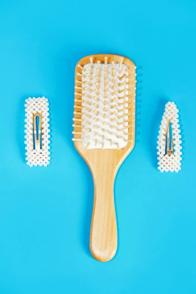 Yellow Wooden Massage Comb White Hair Clips — Stock Photo, Image
