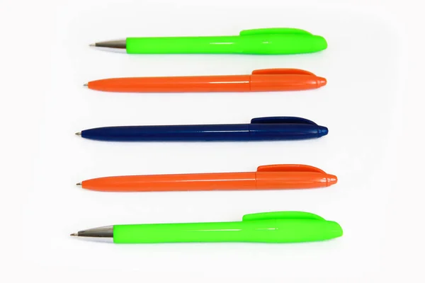 Stylos Plastique Papeterie Multicolore Sur Fond Blanc — Photo