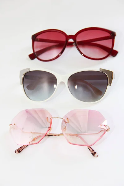Sluneční Brýle Vícebarevnými Čočkami Rámečky Bílém Pozadí — Stock fotografie