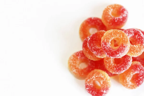 Mermelada Dulce Naranja Comestible Con Azúcar Sobre Fondo Blanco — Foto de Stock