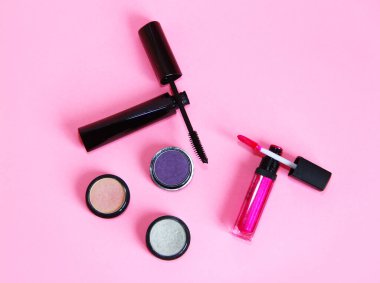 Kozmetik göz farı, rimel, dudak parlatıcısı, makyaj fırçası.