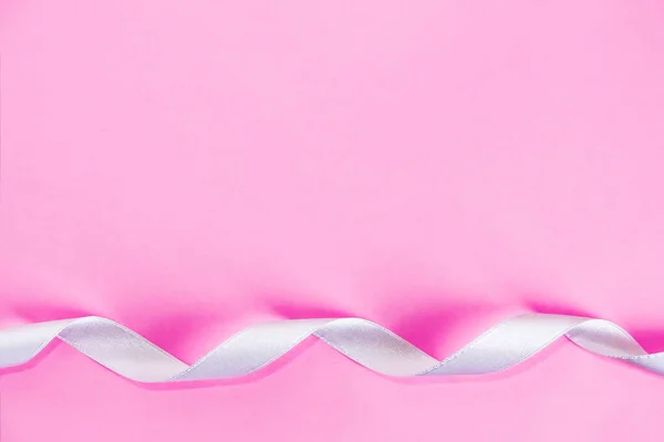 Атласна Декоративна Біла Стрічка Рожевому Фоні — стокове фото