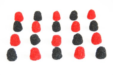 Ahududu şeklinde kırmızı ve siyah yenilebilir marmelat.