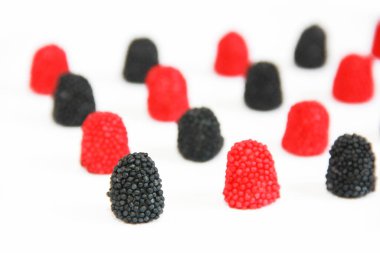 Ahududu şeklinde kırmızı ve siyah yenilebilir marmelat.