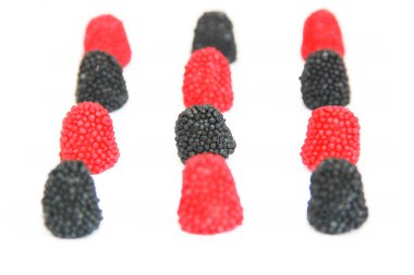 Ahududu şeklinde kırmızı ve siyah yenilebilir marmelat.