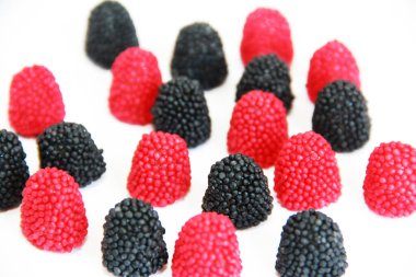 Ahududu şeklinde kırmızı ve siyah yenilebilir marmelat.