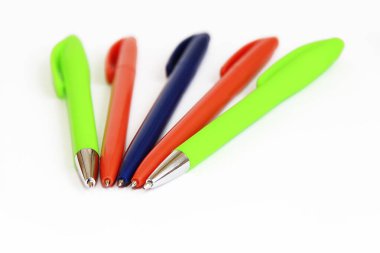 beyaz arkaplana yazmak için çok renkli kırtasiye kalemleri