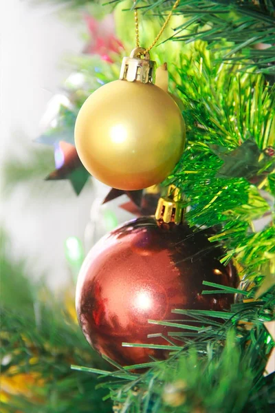 Weihnachtsspielzeug Bunte Kugeln Auf Den Grünen Zweigen Des Baumes — Stockfoto
