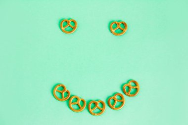 Gülümseme şeklinde yenebilir kuru çörekler.