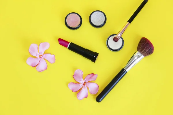 Kosmetyki Dekoracyjne Proszek Cień Powiek Szminka Błyszczyk Pędzle Makijażu Różowe — Zdjęcie stockowe
