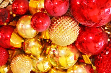 Kırmızı ve altın gibi parlak Noel oyuncakları Ağaçtaki toplar