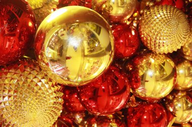 Kırmızı ve altın gibi parlak Noel oyuncakları Ağaçtaki toplar