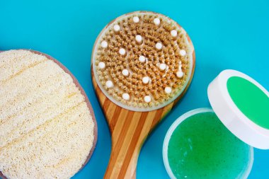 Vücut masajı fırçası, bez, fırça ve duş jeli.