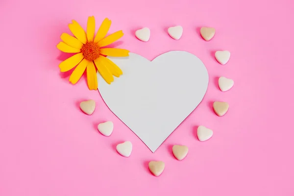 Festliche Dekorationskarte Mit Weißem Herz Und Gelbem Gänseblümchen — Stockfoto
