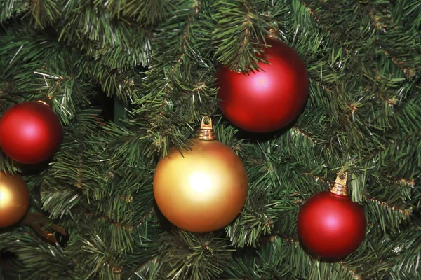 Bolas Brinquedos Decorativos Árvore Natal Verde Para Feriado Ano Novo — Fotografia de Stock