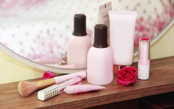 Ápolási Dekoratív Kozmetikumok Arckrém Testápoló Krém Szájfény Rúzs Smink Ecset — Stock Fotó