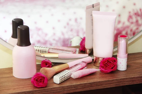 Ápolási Dekoratív Kozmetikumok Arckrém Testápoló Krém Szájfény Rúzs Smink Ecset — Stock Fotó