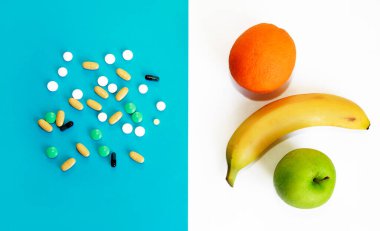 ilaç tabletleri ve meyveler, portakal, greyfurt, elma bir muz