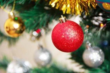 Yeni yıl tatili için ağaçta renkli, parlak Noel oyuncakları topları