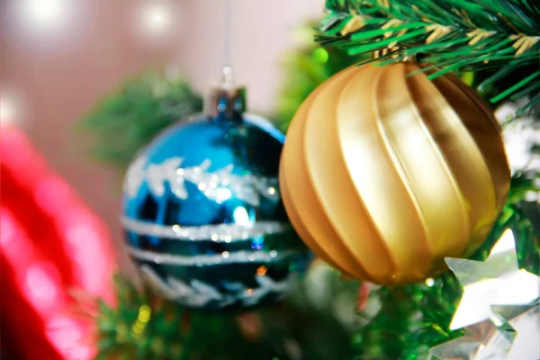 Bunte Glänzende Weihnachtskugeln Baum Für Das Neue Jahr — Stockfoto