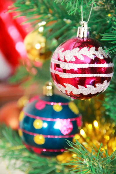 Bunte Glänzende Weihnachtskugeln Baum Für Das Neue Jahr — Stockfoto