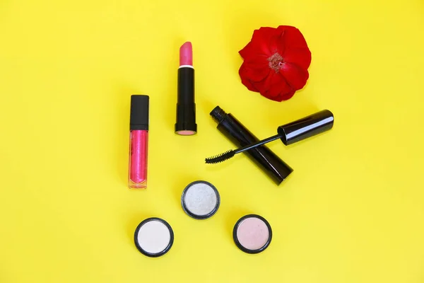 Dekorative Kosmetik Lippenstift Lipgloss Lidschatten Und Wimperntusche — Stockfoto