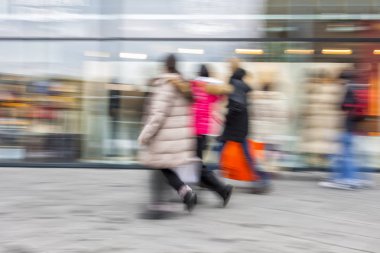 Vitrin önünde yürüyen bir alışveriş