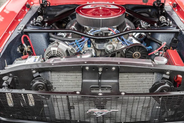 車のエンジン、アメリカの古典的な車のクローズ アップ — ストック写真