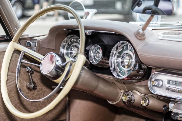 アメリカの古典的な車のインテリア — ストック写真