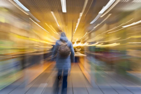 Mujer entrando en la tienda, mujer caminando — Foto de Stock