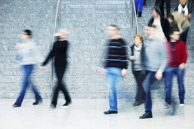 commuters yürüyen merdivenlerden yukarı hareket bulanıklığı