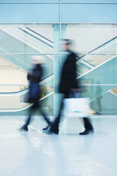 Pendler laufen schnell Flur im Bürogebäude hinunter — Stockfoto