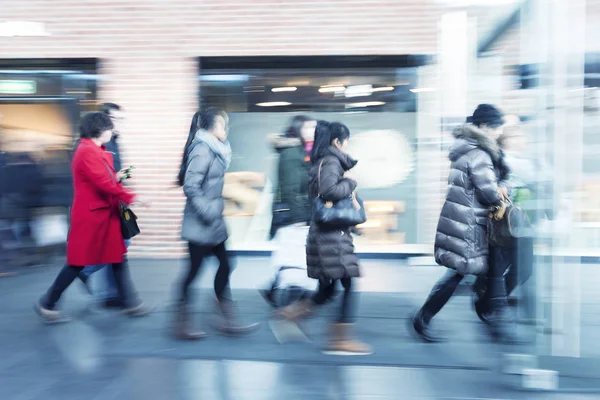 insanların alışveriş merkezinde kasıtlı bulanık resim  