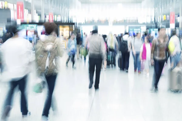 Reiziger silhouetten in bewegingsonscherpte, luchthaven interieur — Stockfoto