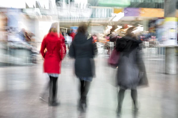 Opzettelijk wazig foto van mensen lopen — Stockfoto